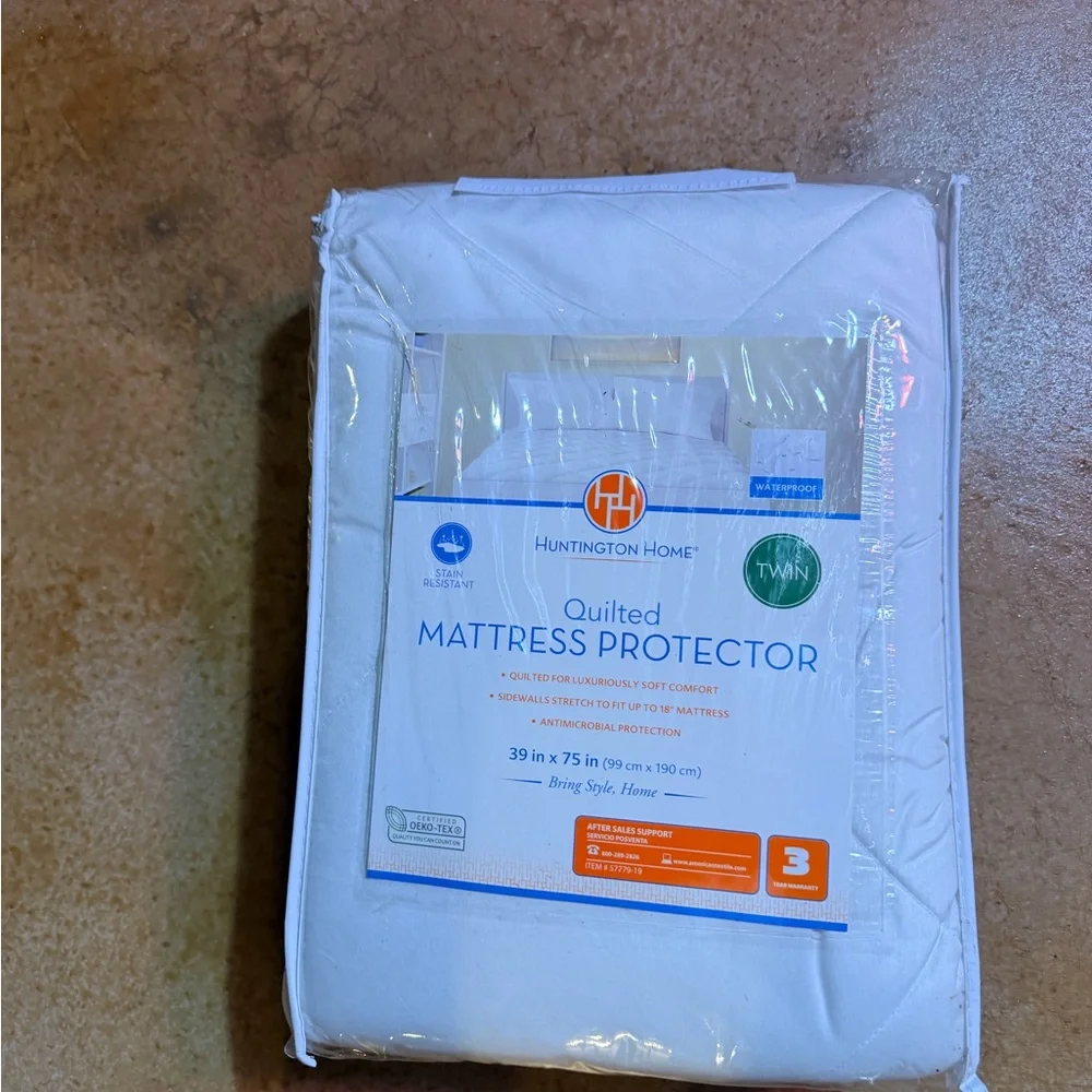 NWT Huntington Home White Quilted Mattress Protector